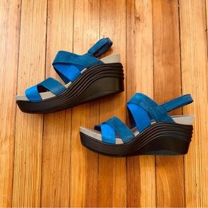 Bionica EUC two tone blue strappy sandal in 7.5
